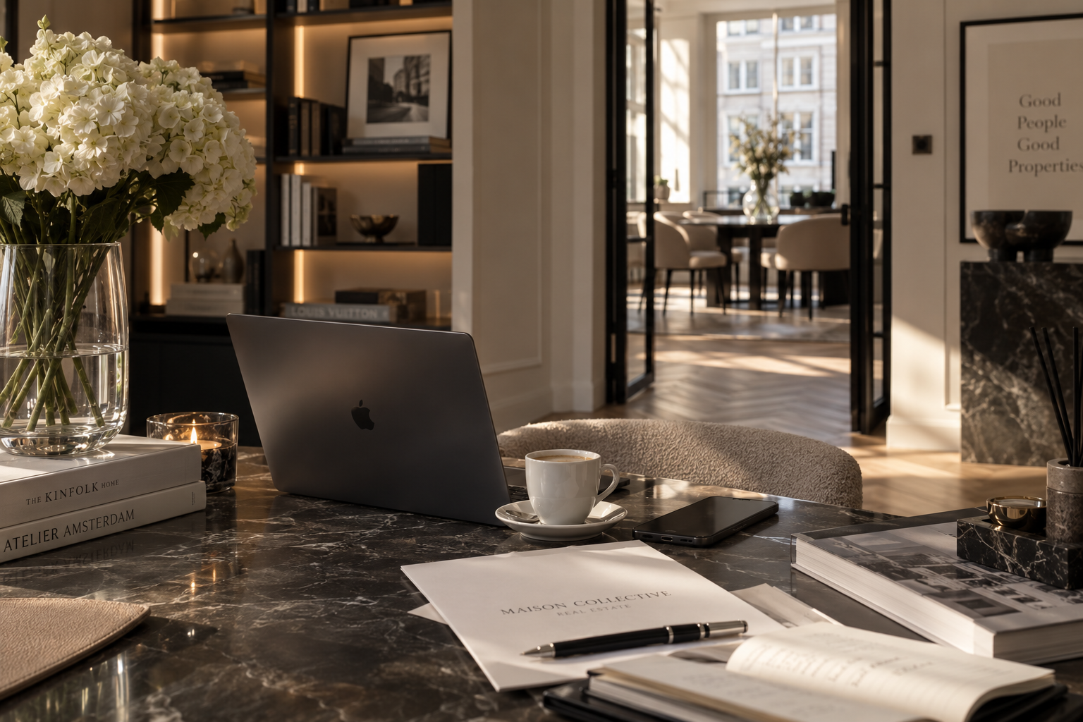 Maison Collective werkplek met laptop en bloemen